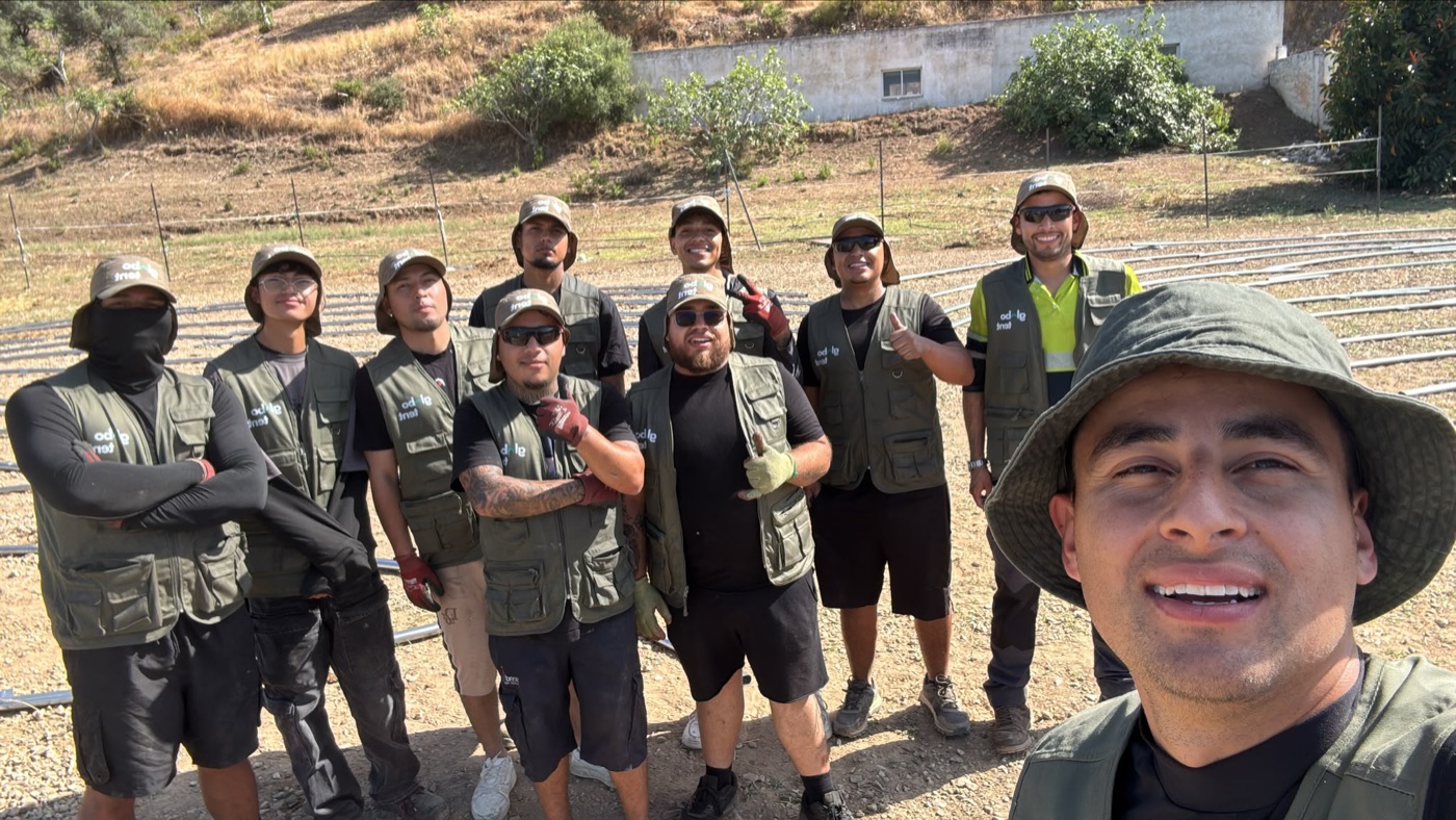 El equipo de montaje de Globotent trabajando